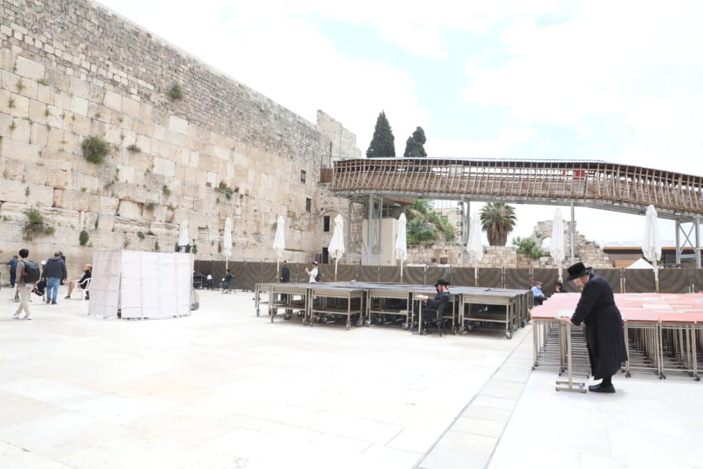 הרה"צ מבעלזא בתפילה בכותל המערבי