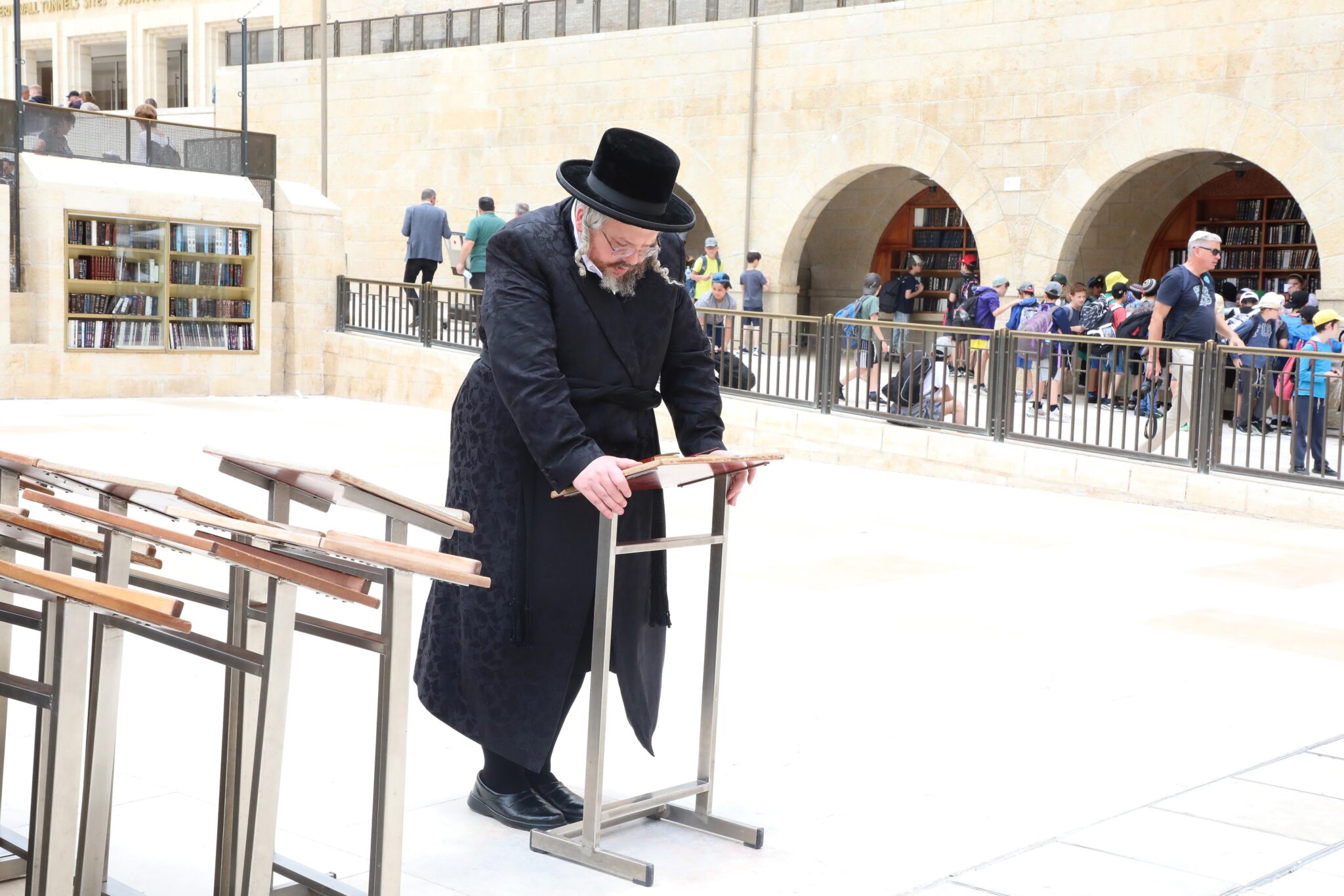 הרה"צ מבעלזא בתפילה בכותל המערבי