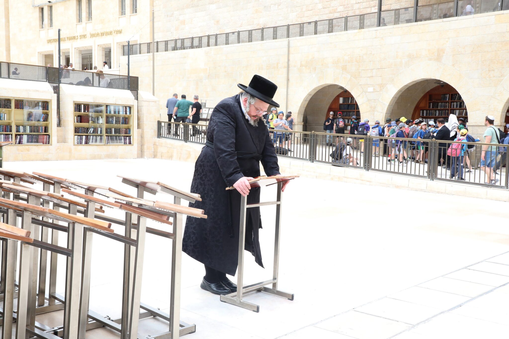 הרה"צ מבעלזא בתפילה בכותל המערבי