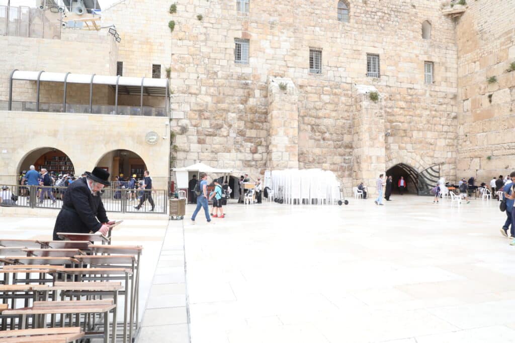 הרה"צ מבעלזא בתפילה בכותל המערבי