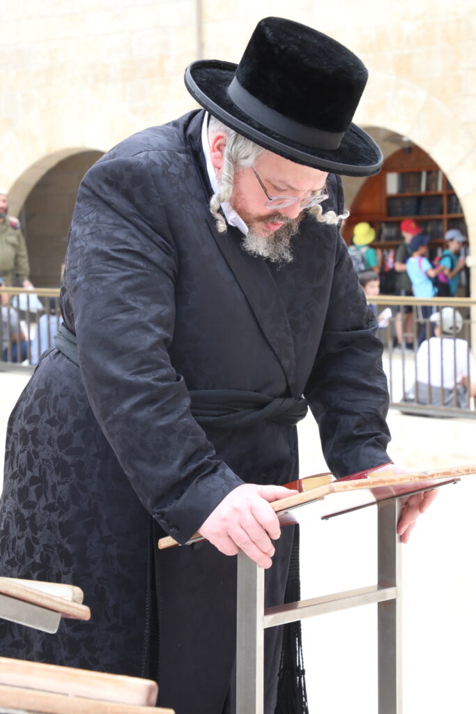 הרה"צ מבעלזא בתפילה בכותל המערבי