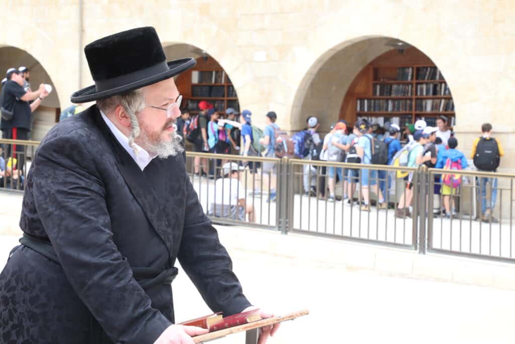 הרה"צ מבעלזא בתפילה בכותל המערבי
