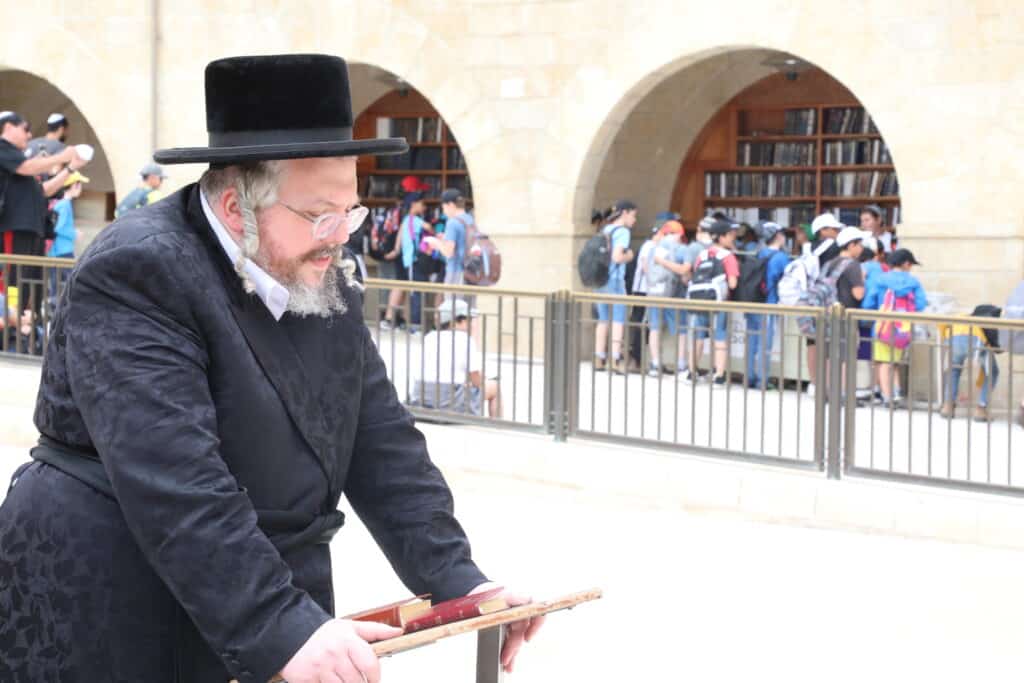 הרה"צ מבעלזא בתפילה בכותל המערבי