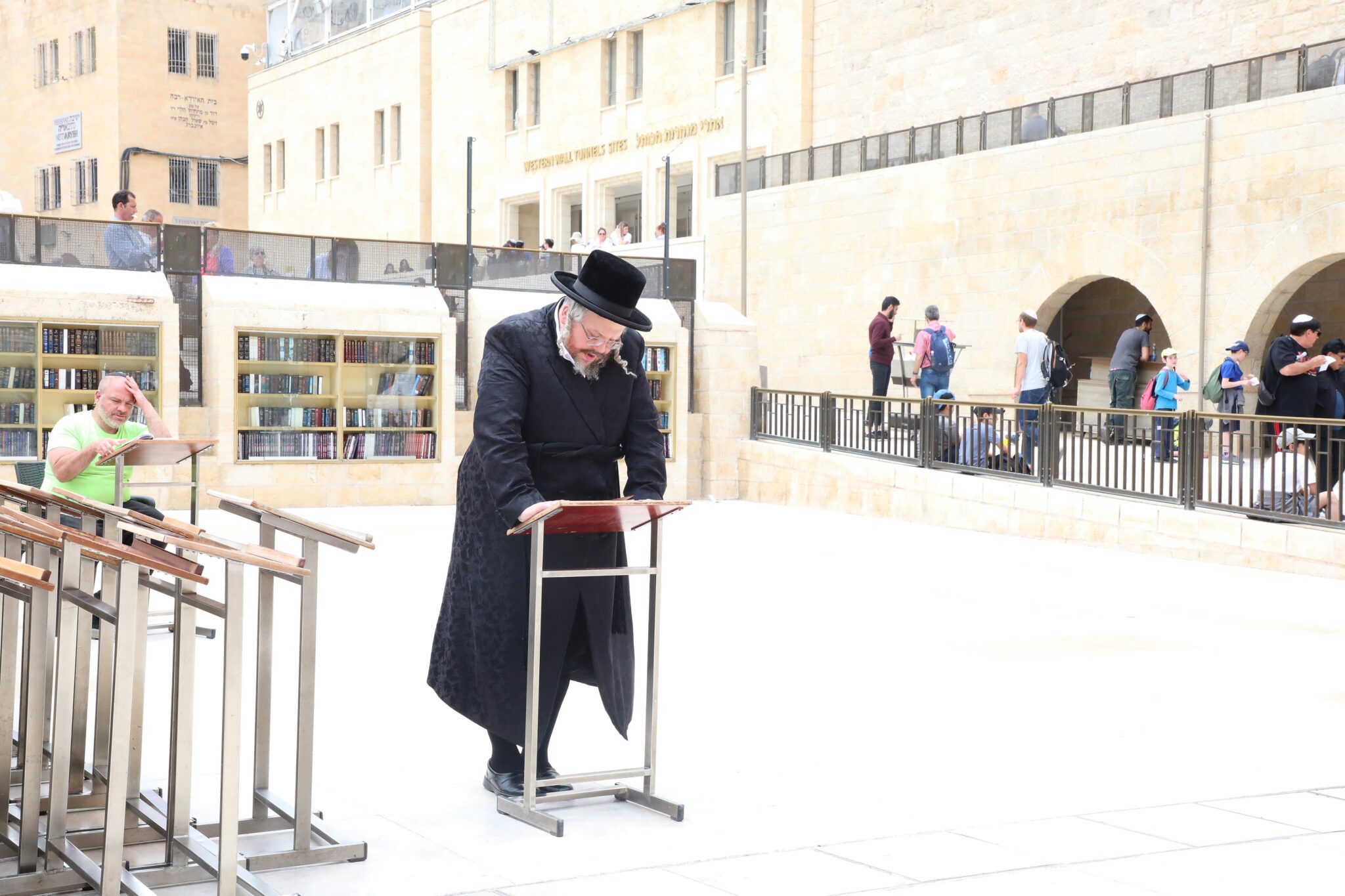 הרה"צ מבעלזא בתפילה בכותל המערבי