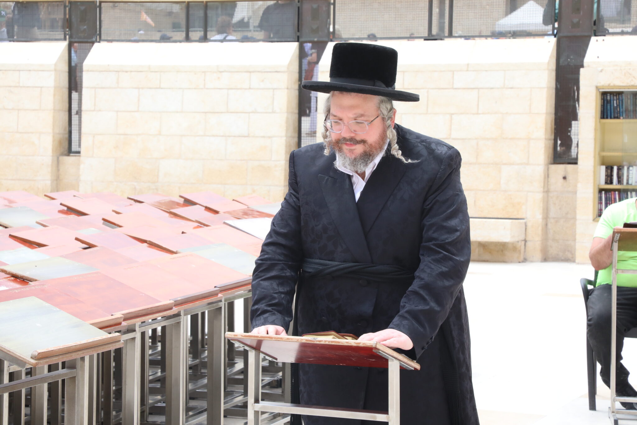 הרה"צ מבעלזא בתפילה בכותל המערבי