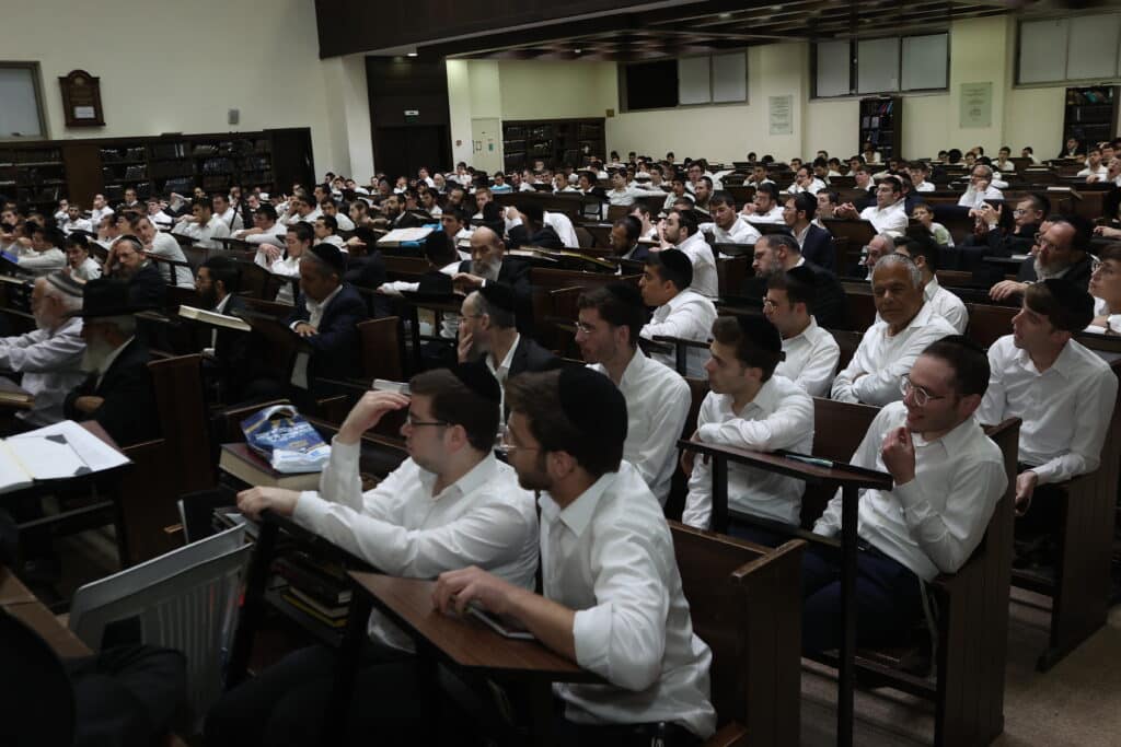 ככלות י"ב חודש: מאות בעצרת זיכרון לגר"ש קוק ככלות י"ב חודש: מאות בעצרת זיכרון לגר"ש קוק