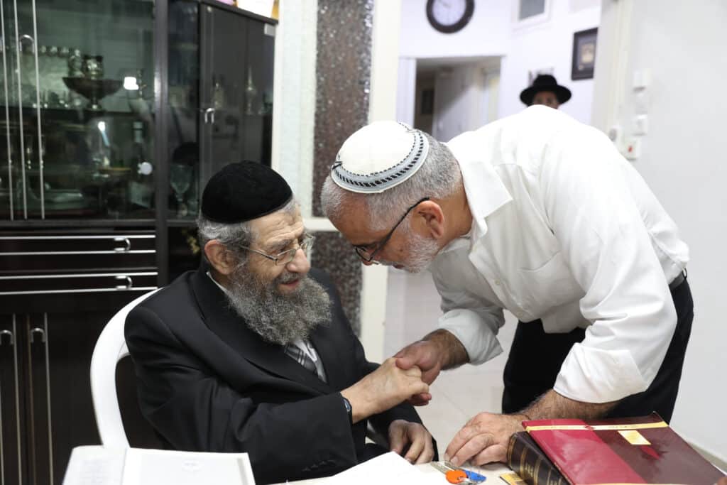 הגר"מ בן שמעון חיזק את בני הקהילה ביהוד