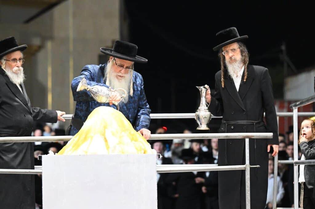 גלריה מרהיבה: הרבי מצאנז רקד עם החסידים