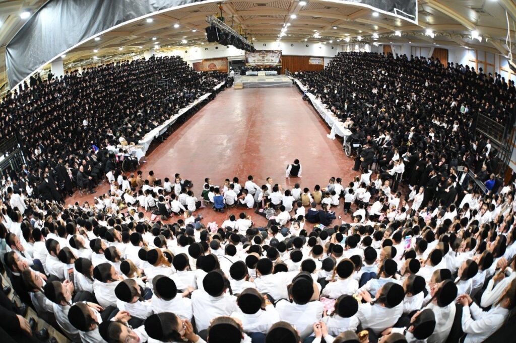 גלריה מרהיבה: הרבי מצאנז רקד עם החסידים