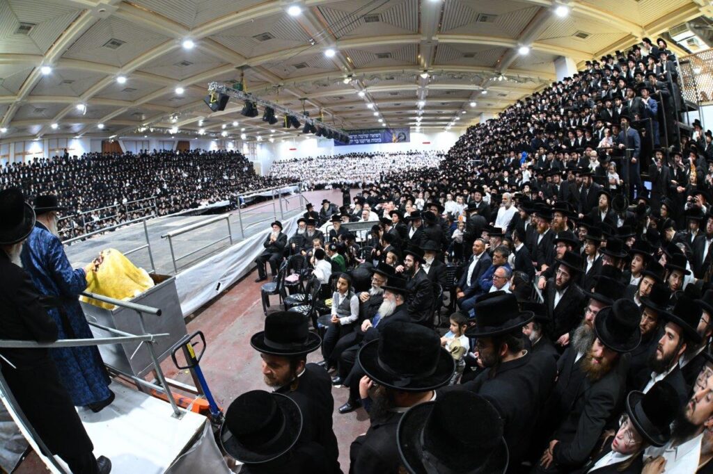 גלריה מרהיבה: הרבי מצאנז רקד עם החסידים