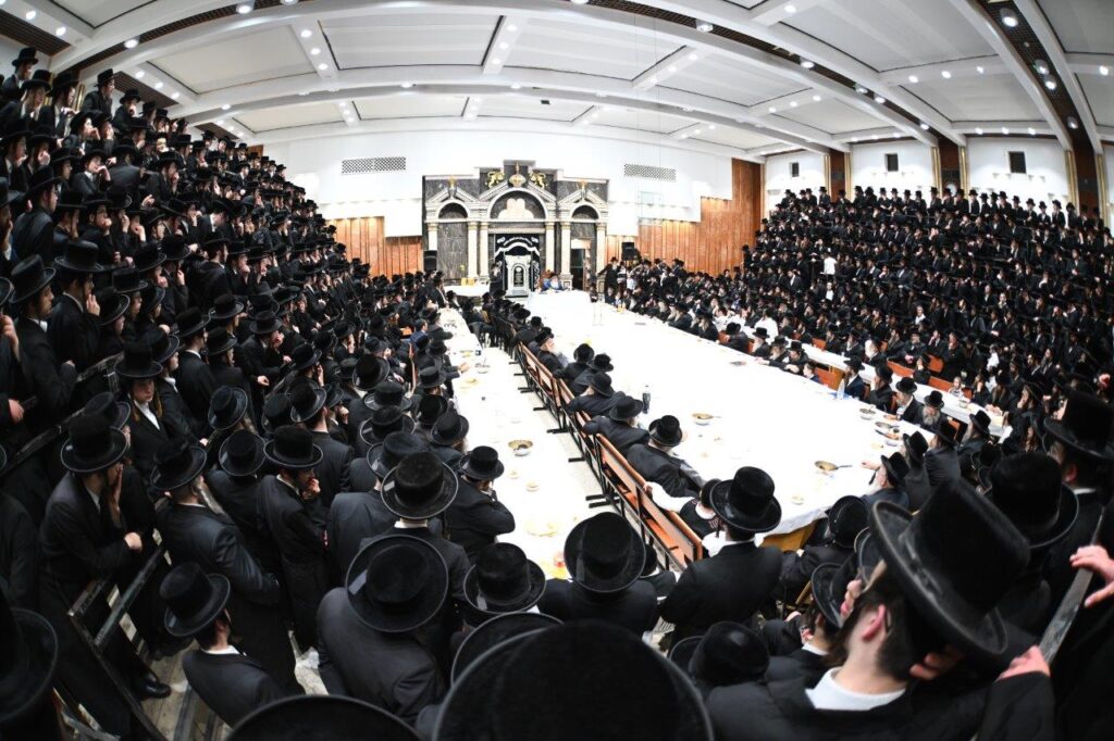 גלריה מרהיבה: הרבי מצאנז רקד עם החסידים