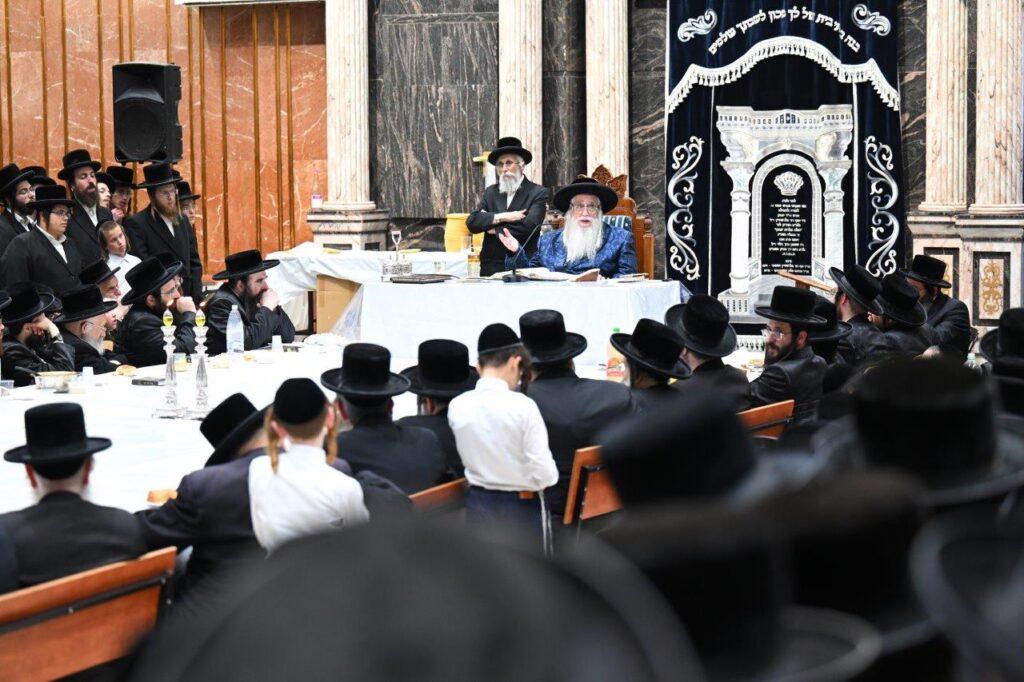 גלריה מרהיבה: הרבי מצאנז רקד עם החסידים