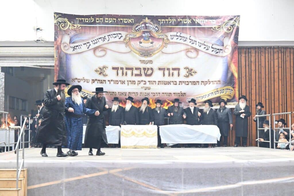 גלריה מרהיבה: הרבי מצאנז רקד עם החסידים