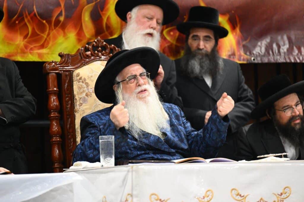 גלריה מרהיבה: הרבי מצאנז רקד עם החסידים