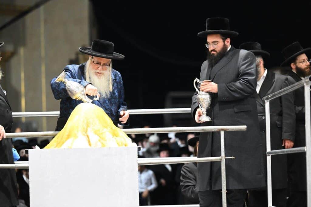 גלריה מרהיבה: הרבי מצאנז רקד עם החסידים