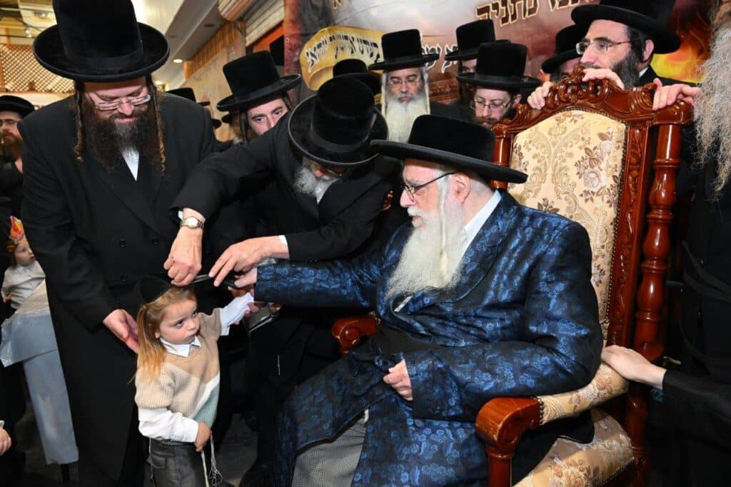 גלריה מרהיבה: הרבי מצאנז רקד עם החסידים