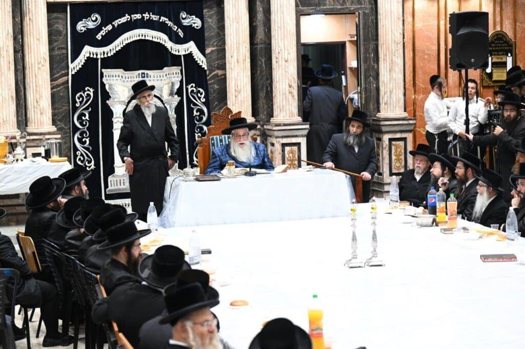 גלריה מרהיבה: הרבי מצאנז רקד עם החסידים