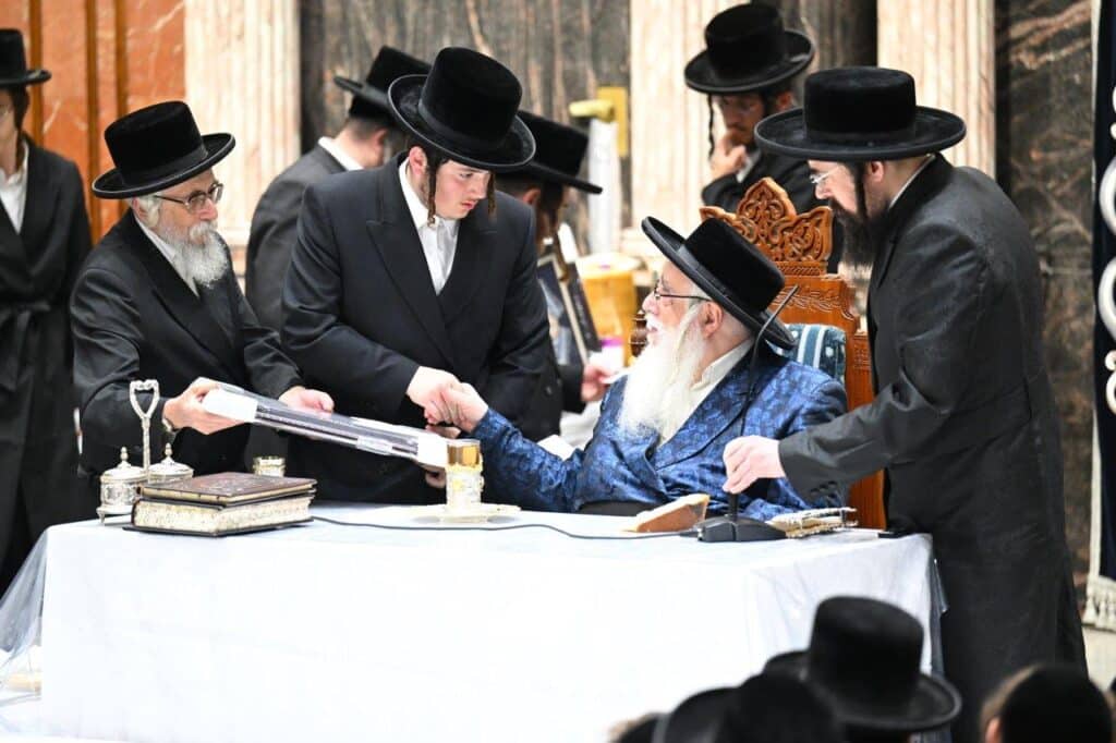 גלריה מרהיבה: הרבי מצאנז רקד עם החסידים