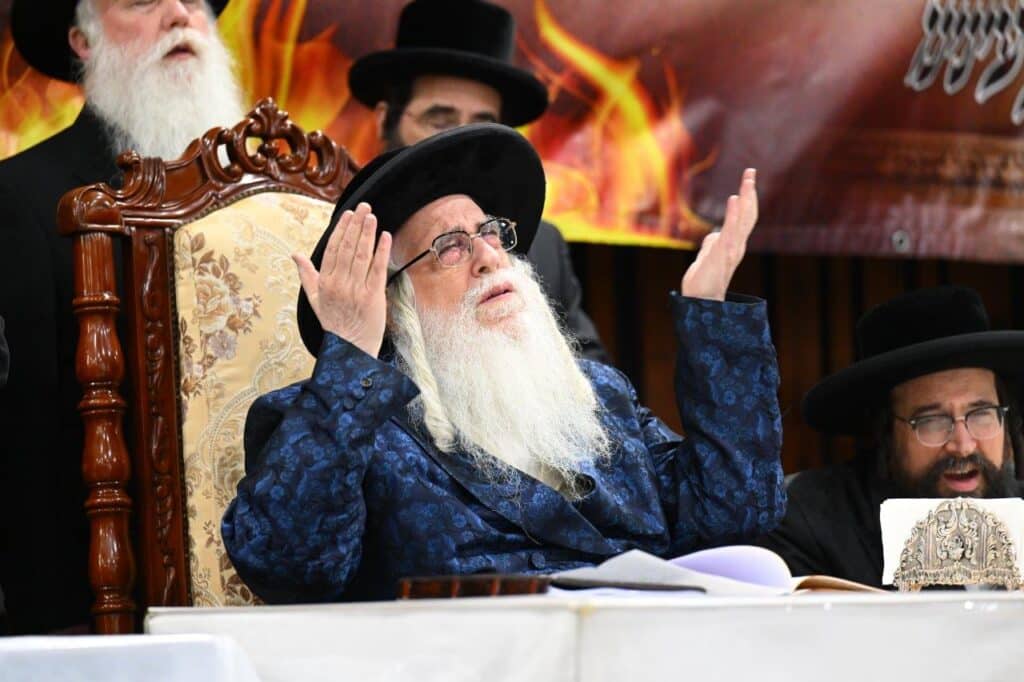 גלריה מרהיבה: הרבי מצאנז רקד עם החסידים