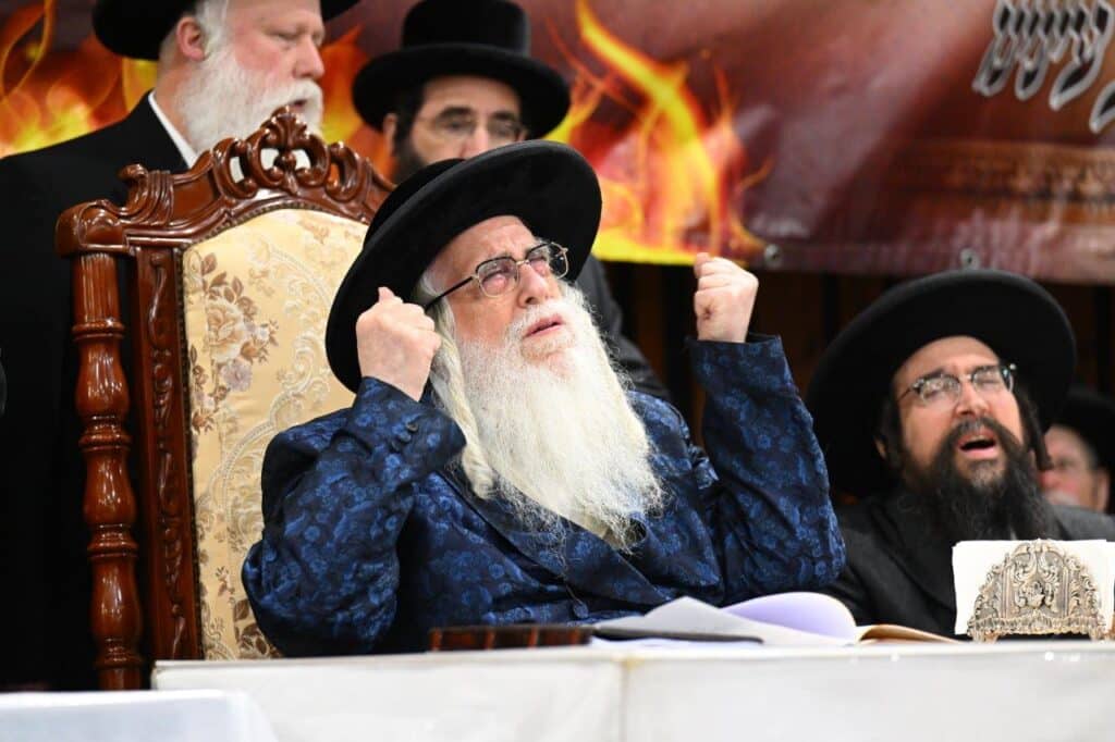 גלריה מרהיבה: הרבי מצאנז רקד עם החסידים