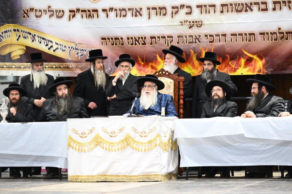 גלריה מרהיבה: הרבי מצאנז רקד עם החסידים