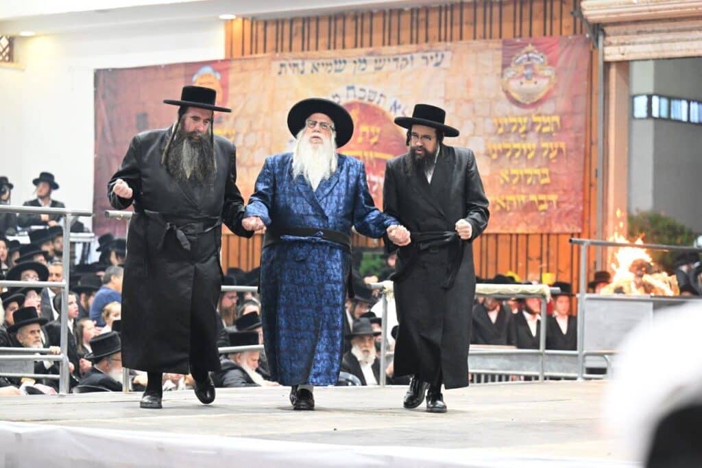 גלריה מרהיבה: הרבי מצאנז רקד עם החסידים