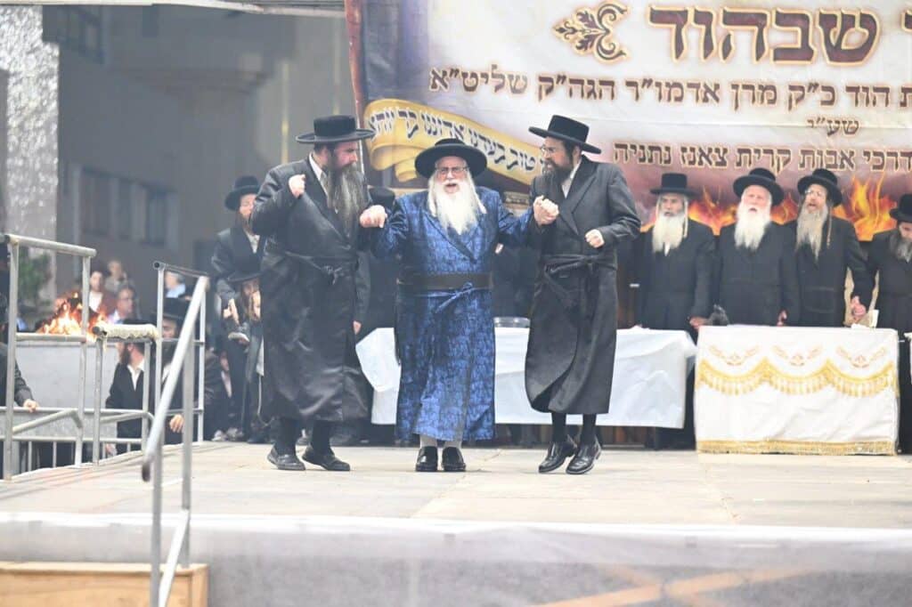 גלריה מרהיבה: הרבי מצאנז רקד עם החסידים