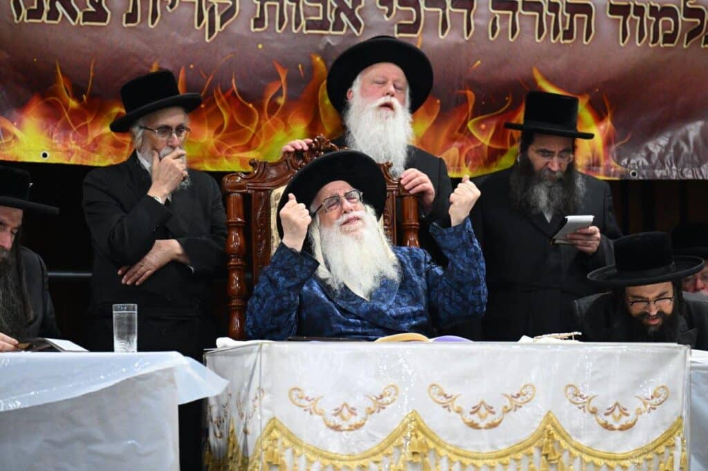 גלריה מרהיבה: הרבי מצאנז רקד עם החסידים