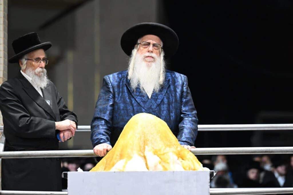 גלריה מרהיבה: הרבי מצאנז רקד עם החסידים