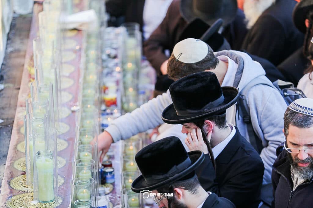 מְאִירַת עֵינֵינוּ: השמש זרחה על המתפללים במירון