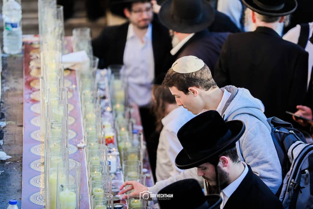 מְאִירַת עֵינֵינוּ: השמש זרחה על המתפללים במירון