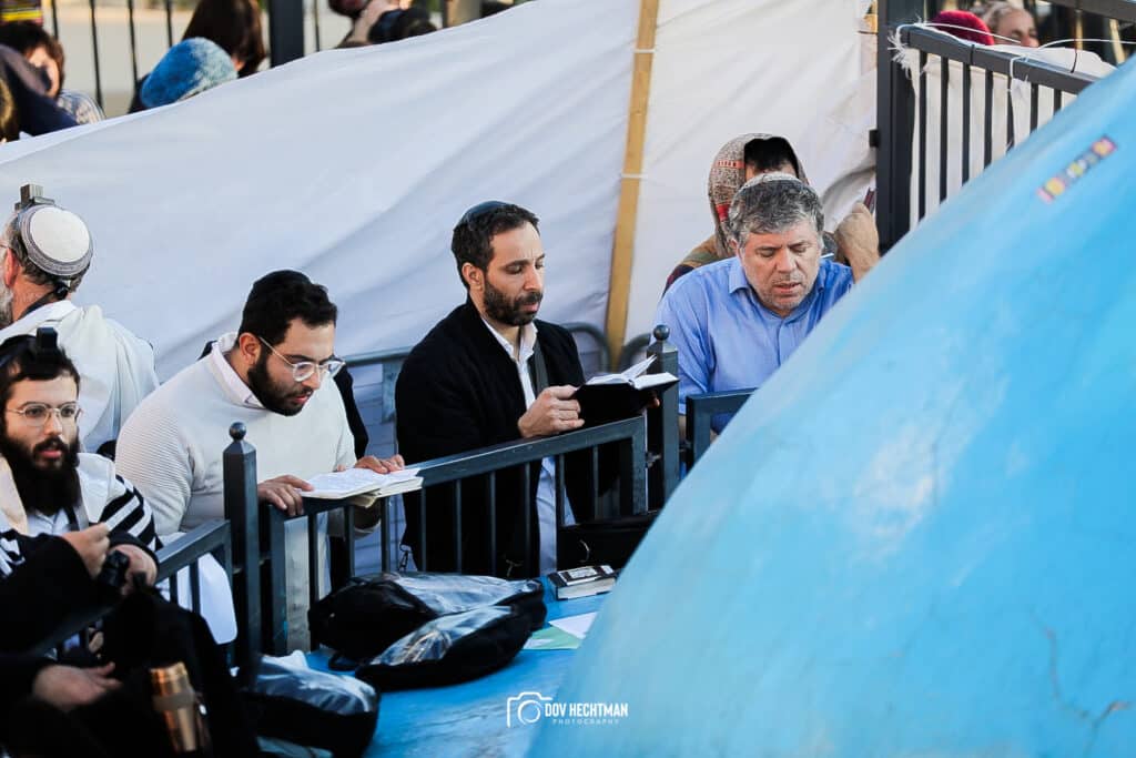 מְאִירַת עֵינֵינוּ: השמש זרחה על המתפללים במירון