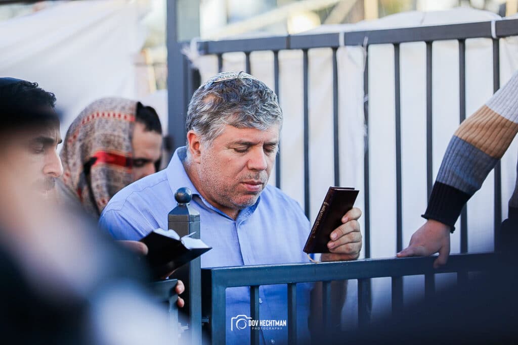 מְאִירַת עֵינֵינוּ: השמש זרחה על המתפללים במירון