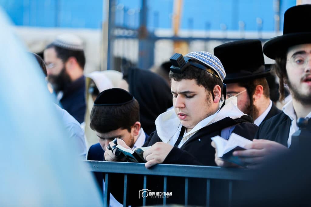 מְאִירַת עֵינֵינוּ: השמש זרחה על המתפללים במירון