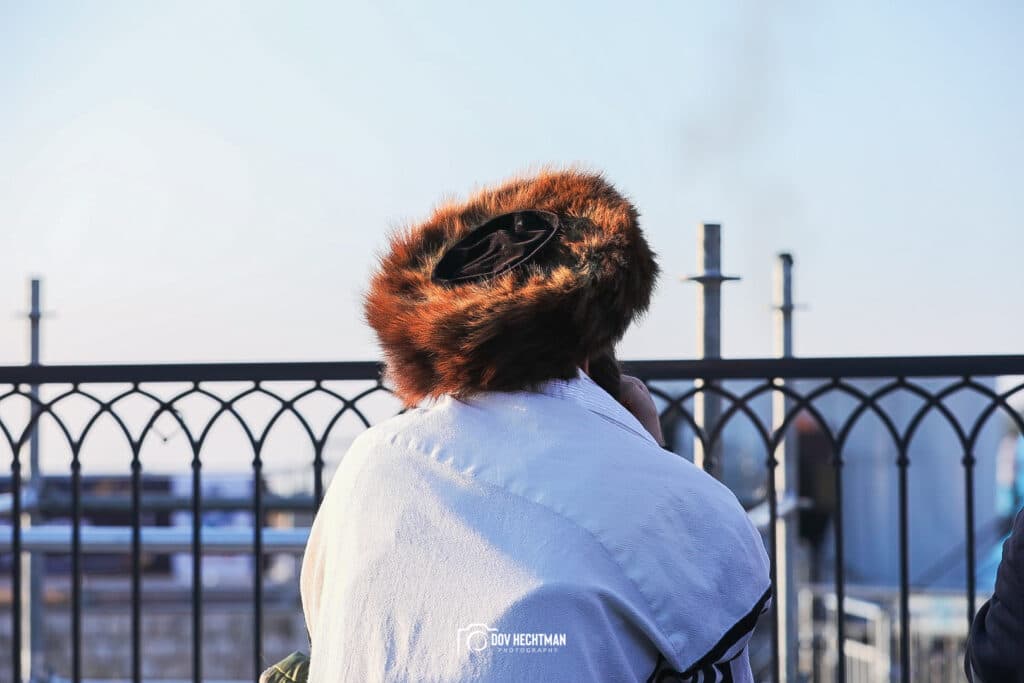 מְאִירַת עֵינֵינוּ: השמש זרחה על המתפללים במירון