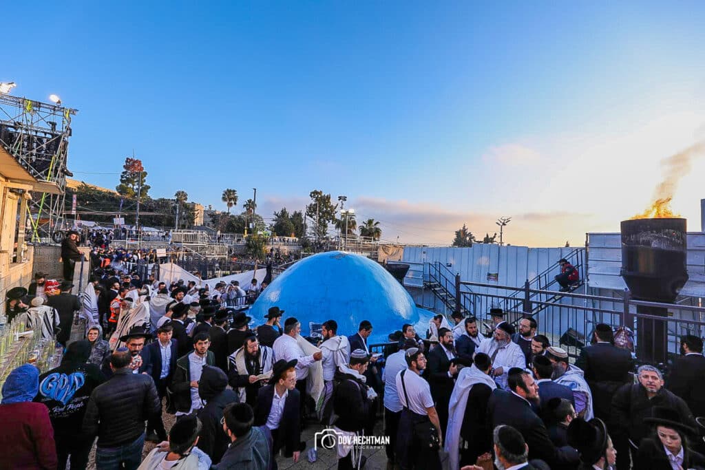 מְאִירַת עֵינֵינוּ: השמש זרחה על המתפללים במירון