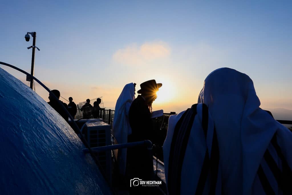 מְאִירַת עֵינֵינוּ: השמש זרחה על המתפללים במירון