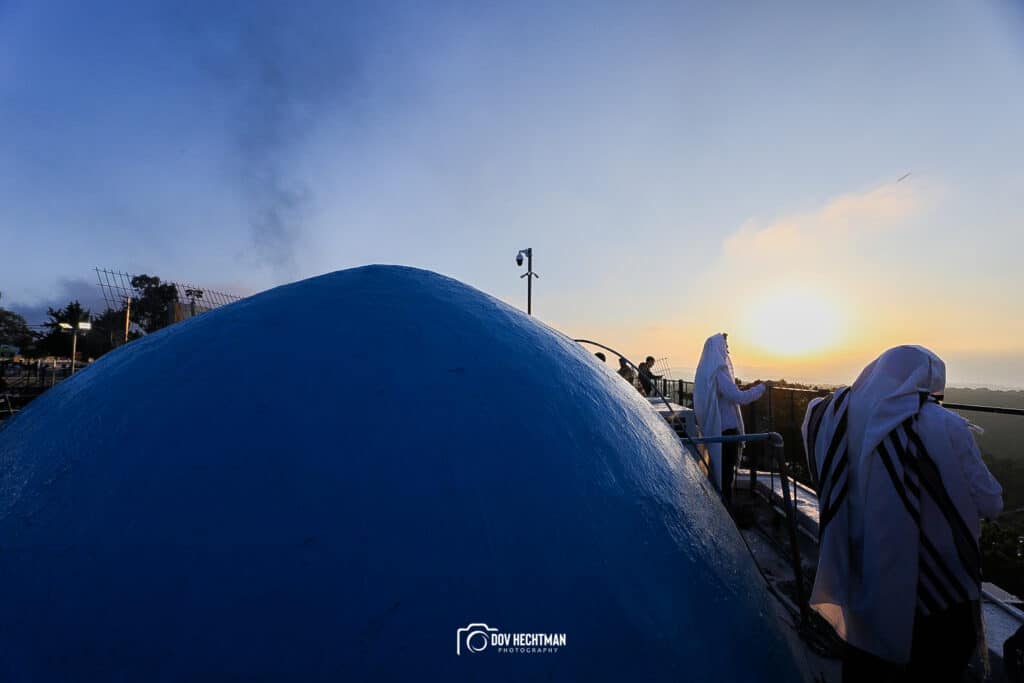 מְאִירַת עֵינֵינוּ: השמש זרחה על המתפללים במירון