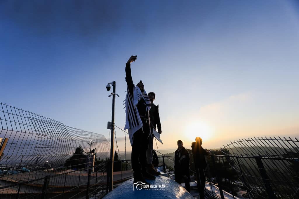 מְאִירַת עֵינֵינוּ: השמש זרחה על המתפללים במירון