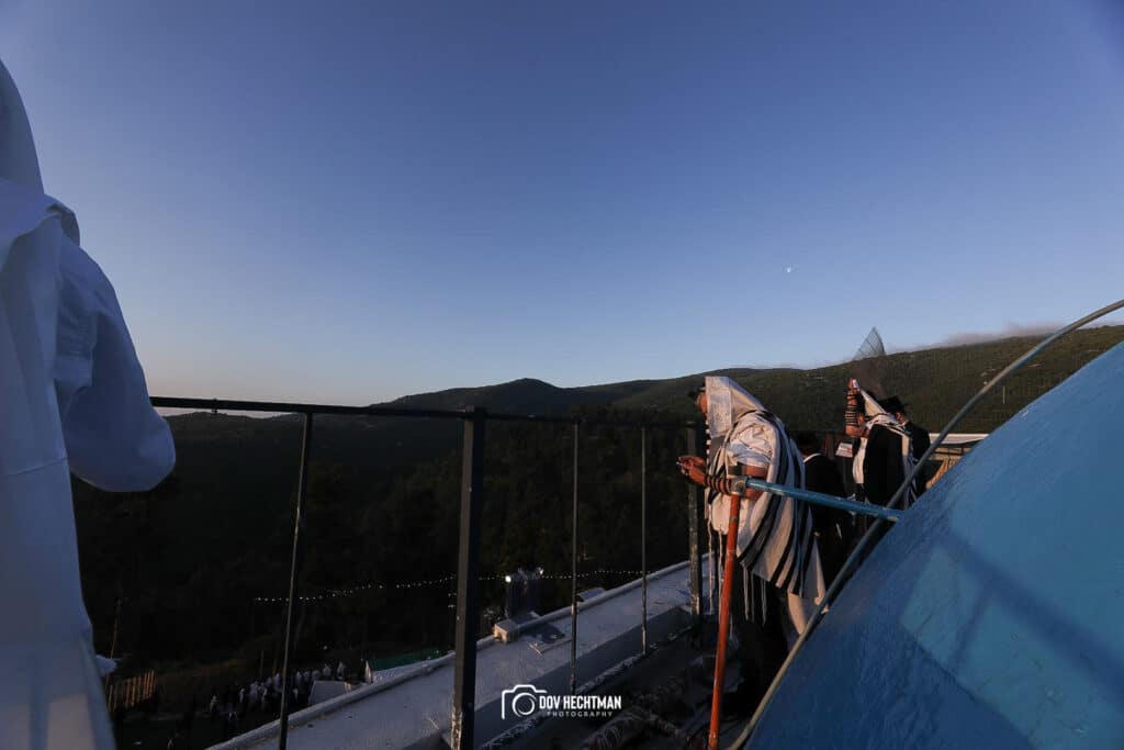 מְאִירַת עֵינֵינוּ: השמש זרחה על המתפללים במירון