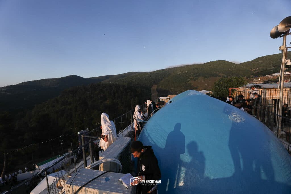 מְאִירַת עֵינֵינוּ: השמש זרחה על המתפללים במירון