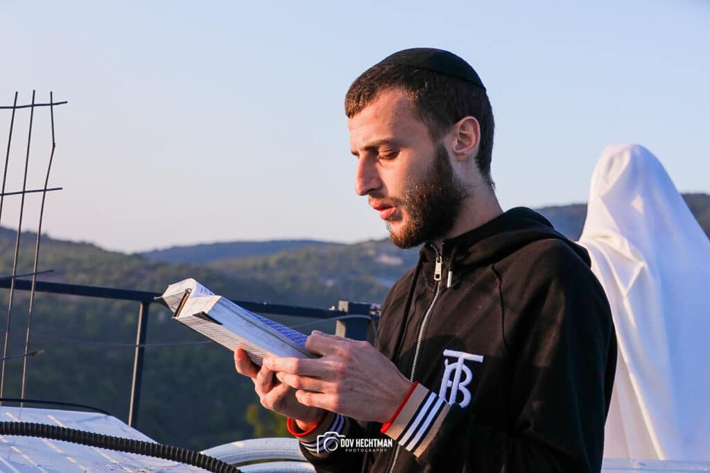 מְאִירַת עֵינֵינוּ: השמש זרחה על המתפללים במירון