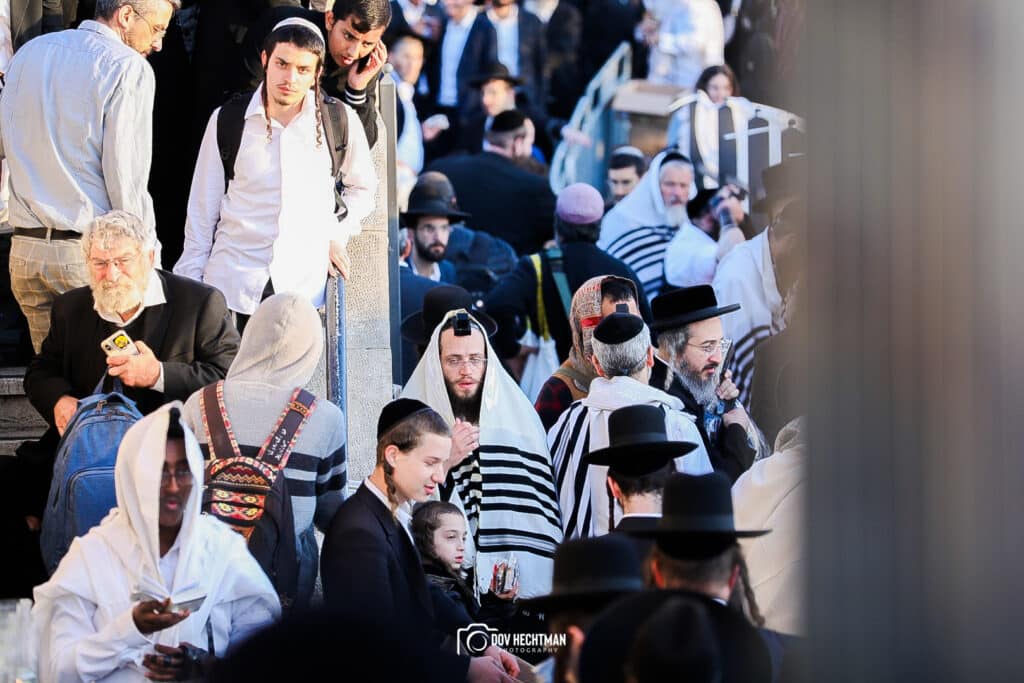 מְאִירַת עֵינֵינוּ: השמש זרחה על המתפללים במירון