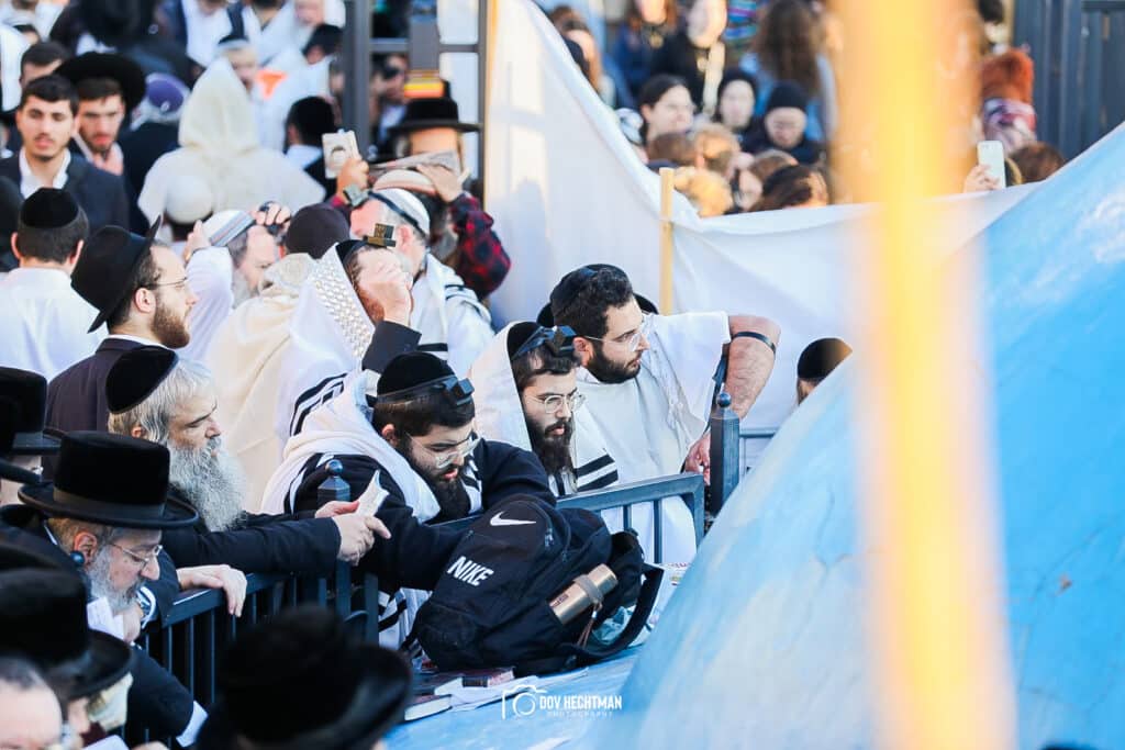 מְאִירַת עֵינֵינוּ: השמש זרחה על המתפללים במירון