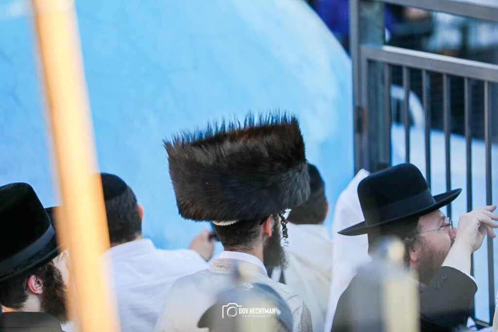 מְאִירַת עֵינֵינוּ: השמש זרחה על המתפללים במירון