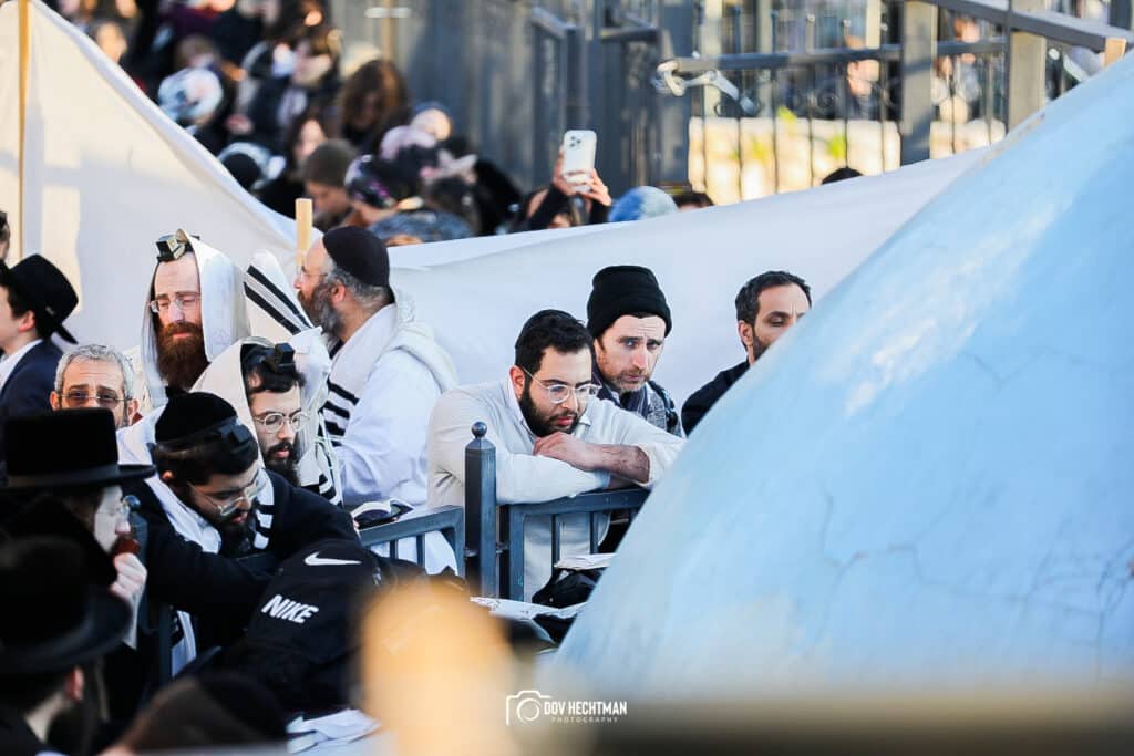 מְאִירַת עֵינֵינוּ: השמש זרחה על המתפללים במירון