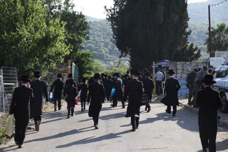 רבבות כבר זורמים  למירון • הכטמן מגיש  גלריה