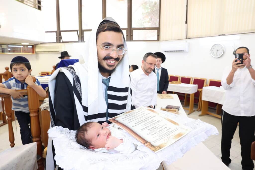 בֵּן בָּא לָנוּ: רב העדה התוניסאית בירושלים חגג ברית לנכדו
