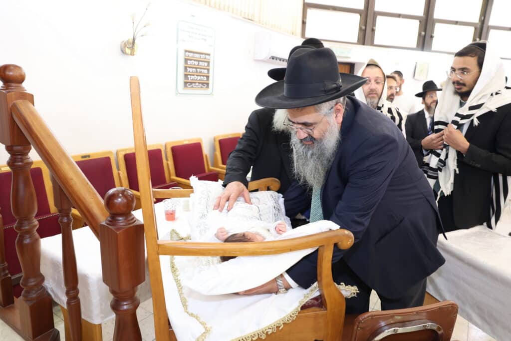 בֵּן בָּא לָנוּ: רב העדה התוניסאית בירושלים חגג ברית לנכדו