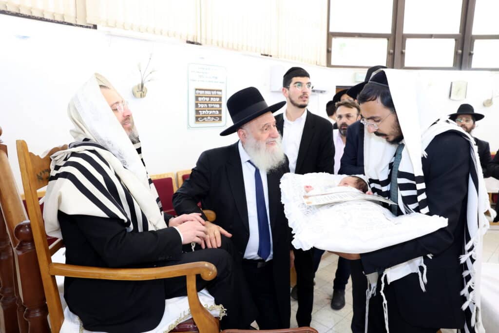 בֵּן בָּא לָנוּ: רב העדה התוניסאית בירושלים חגג ברית לנכדו